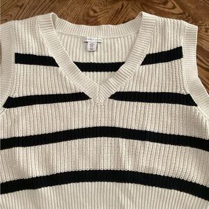Sincerely Jules V-Neck Sweater Vest in Black and Cream XL